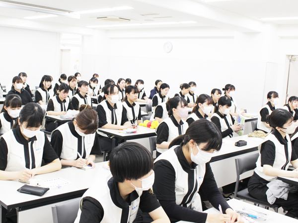 講義で基礎を学びます♪